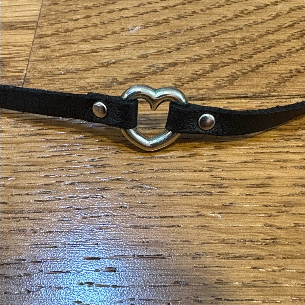 Hot Topic | Black & Silver Heart Choker Tight Necklace Slightly Tarnished OS - Picture 2 of 3